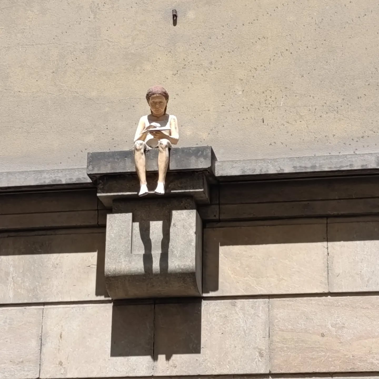 Praga.Dziewczynka z papierowym ptakiem. 
Jakoś tak mnie urzekła.