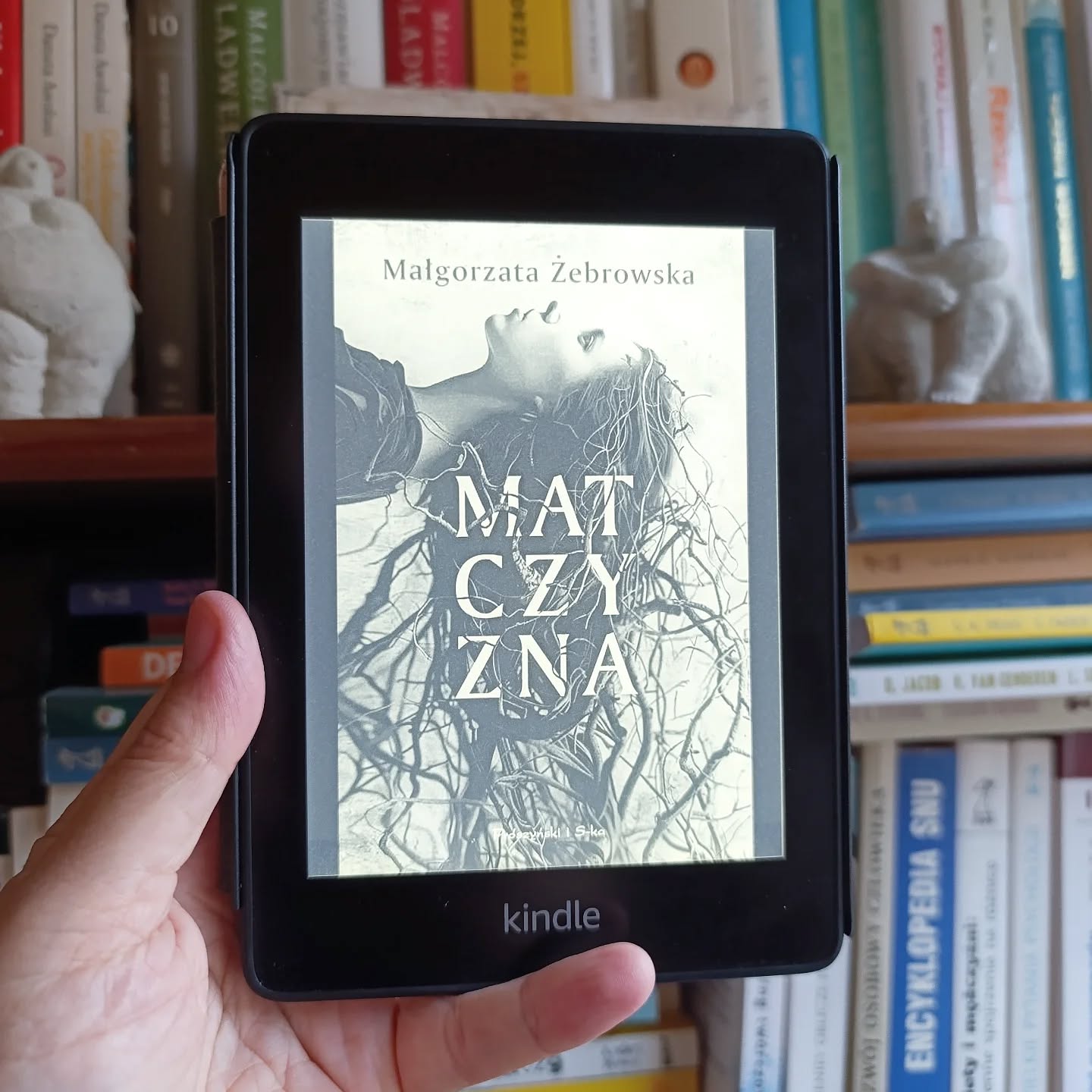 "Matczyzna" to powieść o kobietach i o przekazach międzypokoleniowych. To książka o tym, że jesteśmy systemem naczyń połączonych. Bardzo o tym, że nasze babcie i matki chronią siebie i swoje dzieci najlepiej jak potrafią, chociaż czasem oznacza to chłodną relację z dzieckiem, ucieczkę czy zaglądanie do kieliszka. To książka o tym, jak trudno wyjść ze schematu, podjąć terapię. I o tym, że mimo wszystko warto. Przepiękna!
#matczyzna #psychologia #pokolenia #wartoprzeczytać #powieśćpsychologiczna
#przekazymiędzypokoleniowe