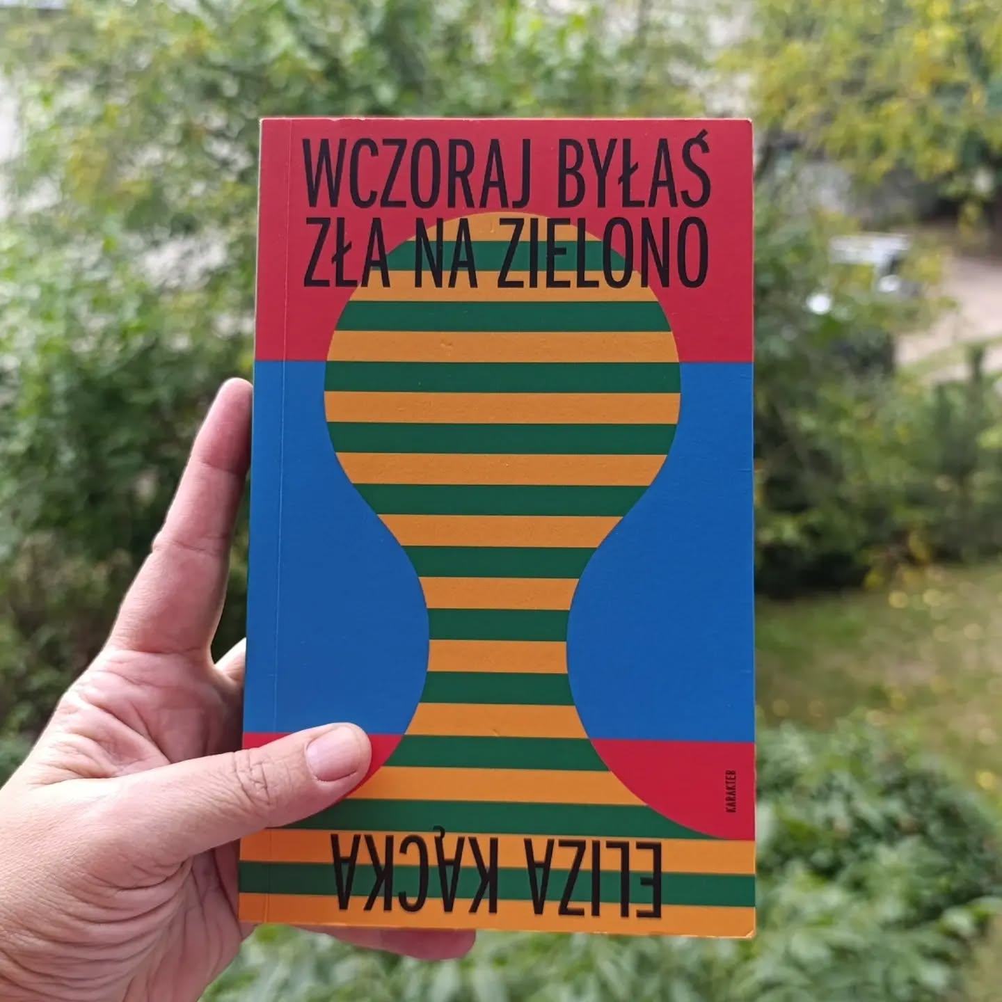 To dla mnie książka o rozumieniu świata wewnętrznego drugiej osoby. 

O byciu w pełnej gotowości do udzielenia wsparcia, gdy ów świat jest w niebezpieczeństwie.

Jeśli czytaliście „Dlaczego podskakuję”, to w pewnym sensie ta książka jest podobna, tylko tłumaczem świata osoby w spektrum autyzmu jest matka dziewczynki.

Książka jest bardzo poetycka, ma dużo metafor. Niektórym to może przeszkadzać. Ja jednak jestem zdania, że ta poetyckość, te metafory, to taki wspólny mianownik, który proponuje autorka czytelnikowi.  Takie zaproszenie, by odczytywać sercem, a nie tylko rozumem tego, do czego mamy ograniczony dostęp. Matka jest bardzo dobrym obserwatorem i wyciąga wnioski z doświadczeń. Jest matką - Pingwinem. Zawsze czujna.

Znam to.

@eliza.kacka
#wczorajbyłaśzłanazielono 
#neuroróżnorodność