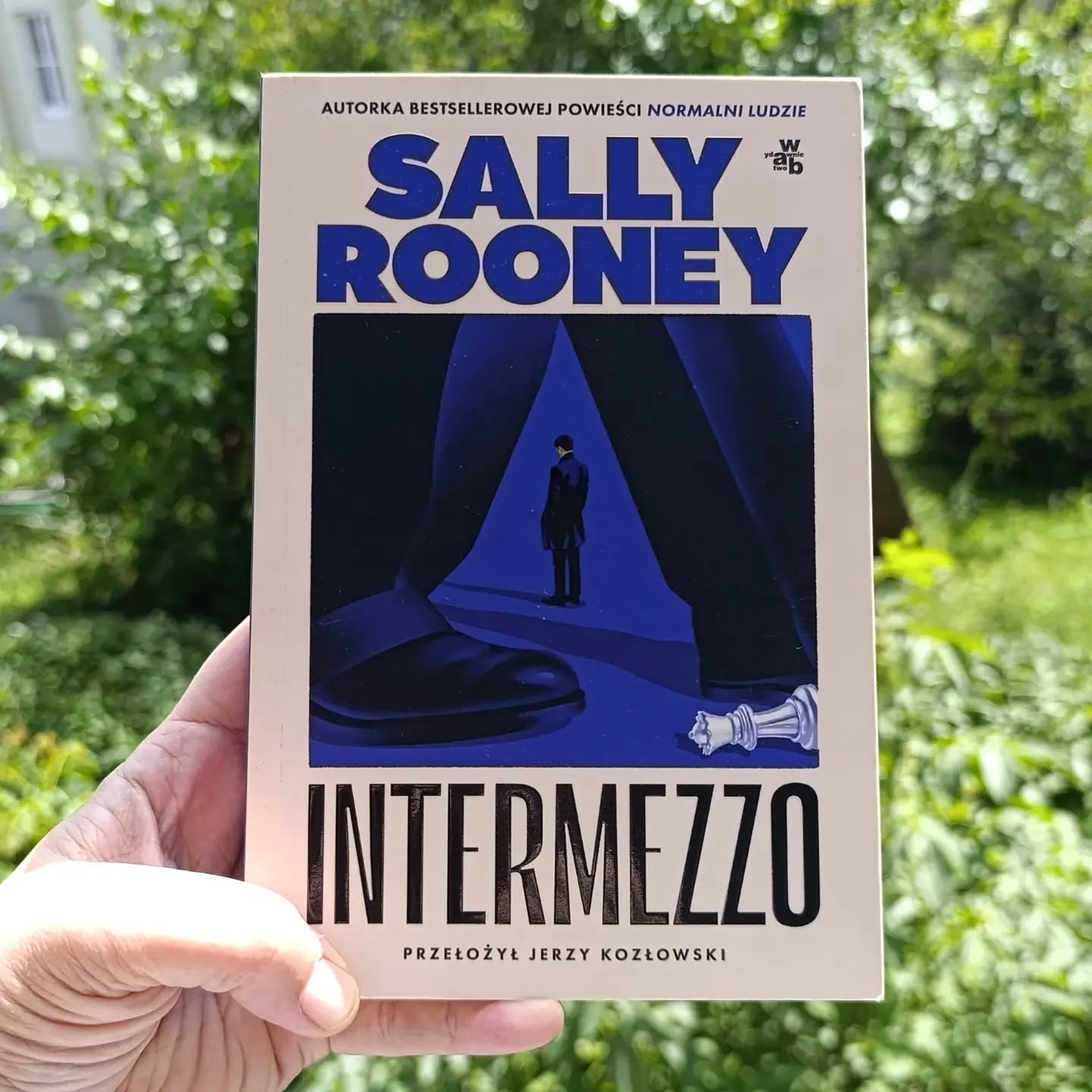 O "Intermezzo" Sally Rooney, po wielu miesiącach od lektury, mam taką myśl, że to powieść o relacjach, wychodzeniu ze skorupy i życiu po swojemu. O odwadze, by tak żyć, nawet jeśli idzie się pod prąd wobec tego, co przystoi, co jest normą, czy innych "wytycznych" narzuconych przez społeczeństwo.

To rzecz o szukaniu drogi do budowania i odbudowywania relacji, gdy dzieli wiele lub wydarza się w tej relacji zbyt wiele. 

To książka z Zespołem Aspergera w tle. Dająca nadzieję, że osoba w spektrum autyzmu (projektuję teraz o własnym dziecku, wiadomo) ułoży sobie życie i będzie szczęśliwa.

Zostaje ze mną uczucie czytelniczego spełnienia. Nadzieja na poskładanie do kupy tego, co się rozwaliło. Odwaga, że można po swojemu, nie trzeba się wpasowywać w ramki.

Być może te kilka miesięcy od lektury wpłynęło na moja pamięć bardziej, niż tylko tak, że zapomniałam imiona bohaterów. Może nawet w głowie mam inne zakończenie niż to, jakie Rooney stworzyła. Cóż, myślę, że właśnie takie jakby powidoki są tym, co jest najważniejsze w relacji czytelnik - lektura. 

Raczej nie będę już pisać o książkach tuż po lekturze. Wybieram te bliżej nieokreślone odczucia po czasie, nawet jeśli pomylę zakończenie.

Jakie książki zostają z Wami do dziś, choć kontakt dłoń - strona został dawno temu zerwany?

#czytambolubię #psychologpogodzinach
