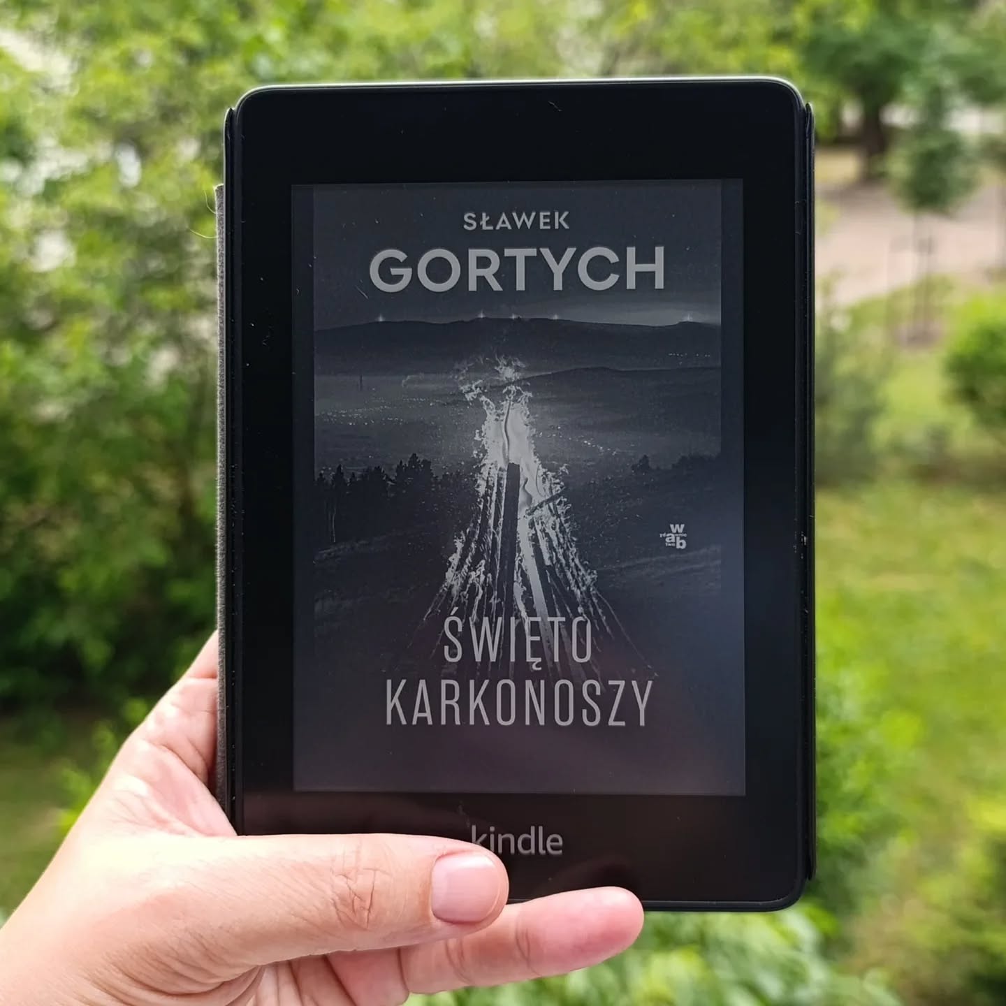 Tak lubię #kryminałygórskie , że po skończeniu "Święta Karkonoszy" Sławka Gortycha (tom 5), wróciłam do pierwszego tomu serii. Teraz, kiedy po raz drugi czytam "Schronisko, które przestało istnieć", nie skupiam się już na fabule. Raczej próbuje sobie wyobrazić szlaki, rozpatruję, czy ja mogłabym tak przejść po górach że schroniska do schroniska. Czy to w ogóle już w zasięgu moich możliwości. Wgryzam się bardziej w historię, w tło, w czas i miejsce.

Góry wzywają, no nie da się tego wołania przegapić.

sławekgortych #górywzywają #kryminałgórski #psychologpogodzinach