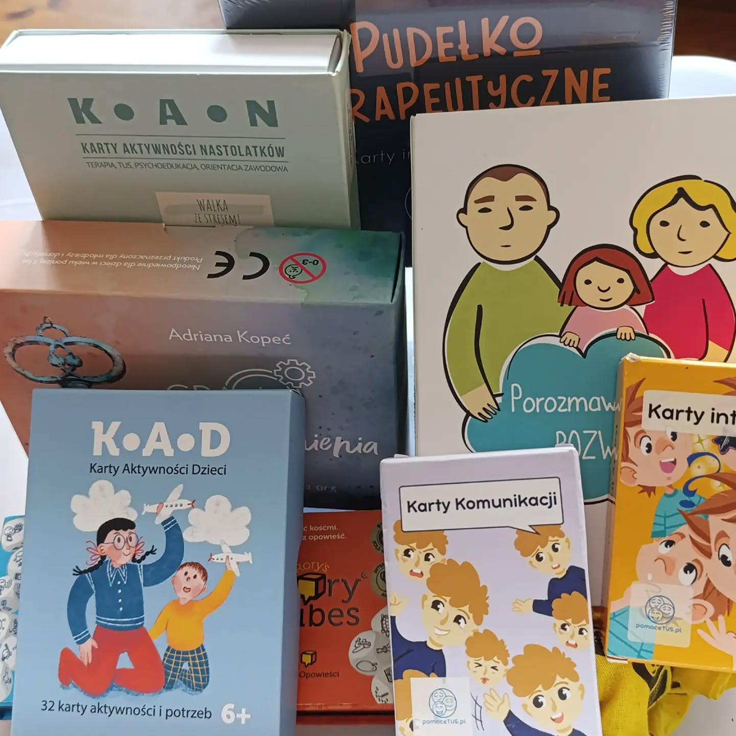 Czas wypoczynku i porządków 😃To moje ulubione pomoce do pracy z dziećmi i młodzieżą. Brakuje jeszcze kilku (np. " W dżungli emocji") - zostały w gabinecie. 
Czy z którejś korzystacie?

#gabinetpsychologiczny #psychologpogodzinach