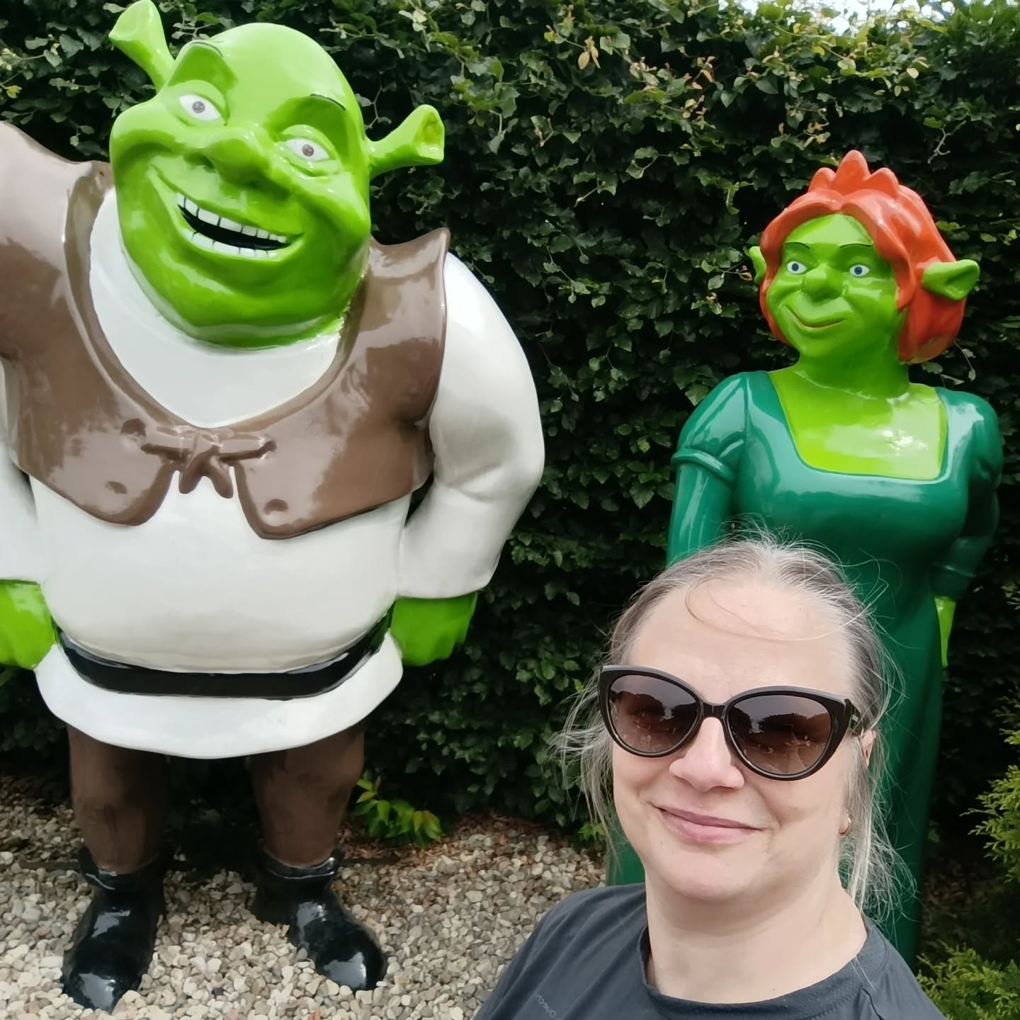 Impreza. Idę w sukience. Nogi machnęłam pianką brązującą, ramiona takim balsamem z drobinkami złota. Komentuję głośno swoją gotowość, że te nogi i ramiona pacnięte.
- A to nie o to chodzi w tej psychologii, żeby być autentycznym a nie udawać kogoś, kim się nie jest?
#zespolaspergera #pięćlatstudiówinanic #matkaisyn #aspergersyndrome